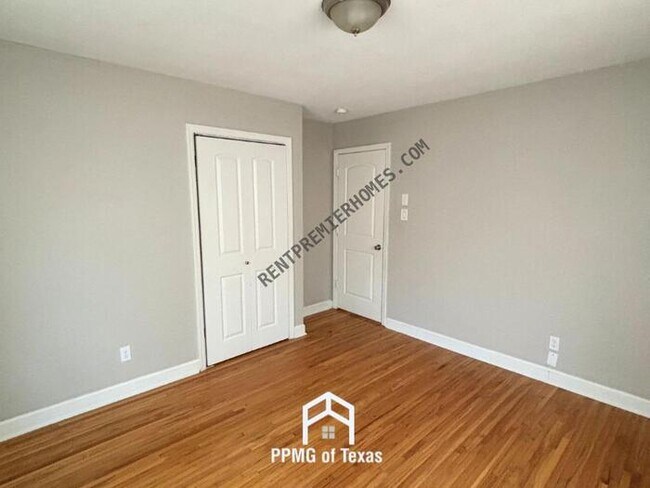 Building Photo - 1000 Lessel Dr