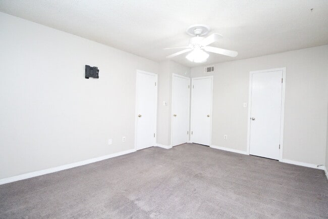 Building Photo - Updated 2BR/1.5BA End-Unit Townhome Near N...