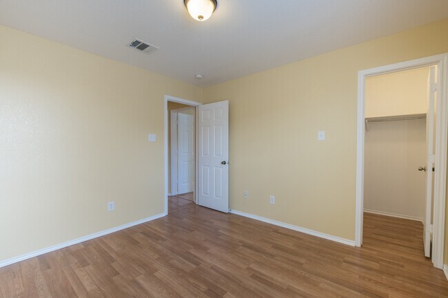 Building Photo - Spacious 4-Bedroom Home in Prime Round Roc...