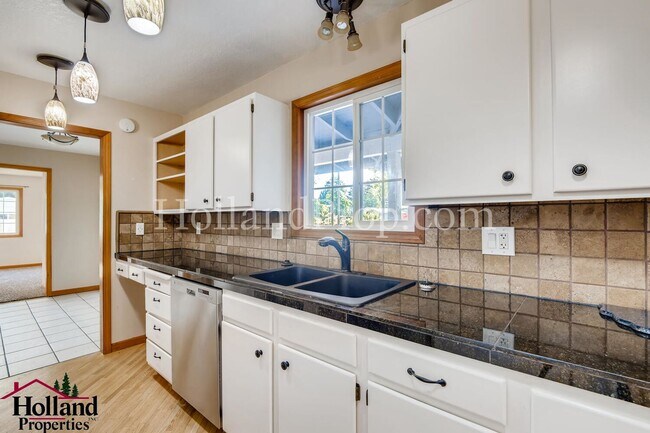Building Photo - Espectacular Single Level 4 Bed Home in Hi...