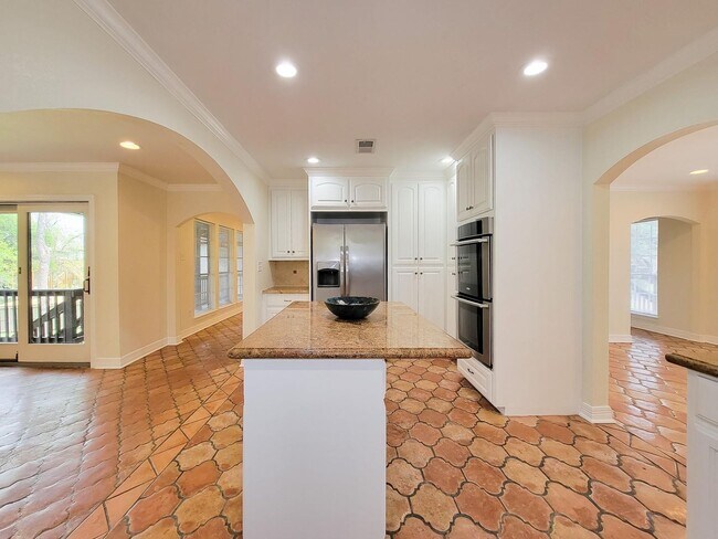 Building Photo - BEAUTIFUL LARGE 4 BEDROOM 2.5 BATH HOME