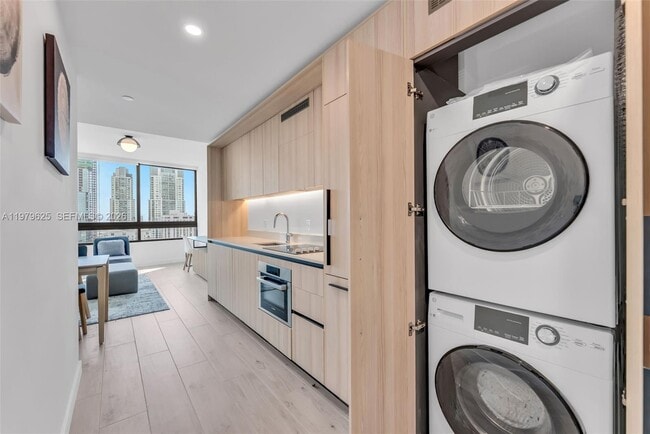 Building Photo - 225 N Miami Ave