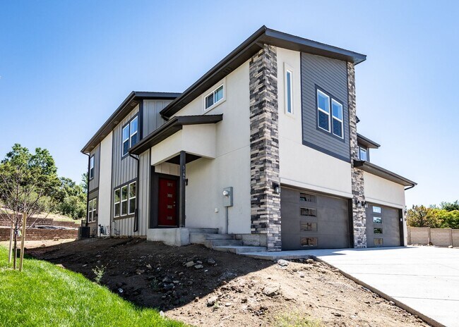 Primary Photo - 3 Bedroom Contemporary Townhome off of Austin Bluffs