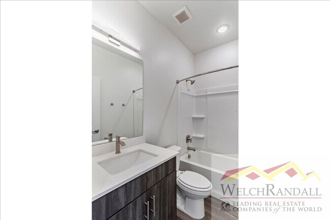 Building Photo - Beautiful 3 Bed 2.5 Bath Townhome in West ...