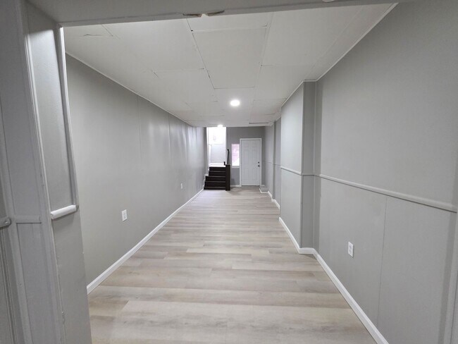 Building Photo - Newly Updated 3 bedroom 1 bathroom Apartment for Rent!