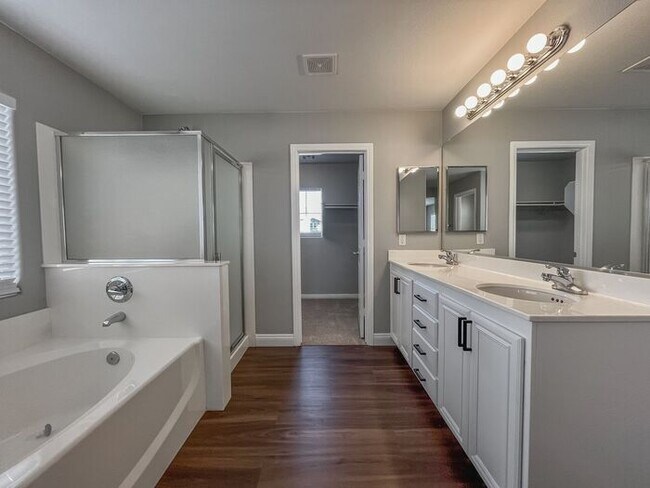 Building Photo - Stunning 5-Bedroom Home in Gated Community...