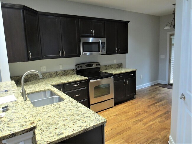 Building Photo - 102 Cypress Cir