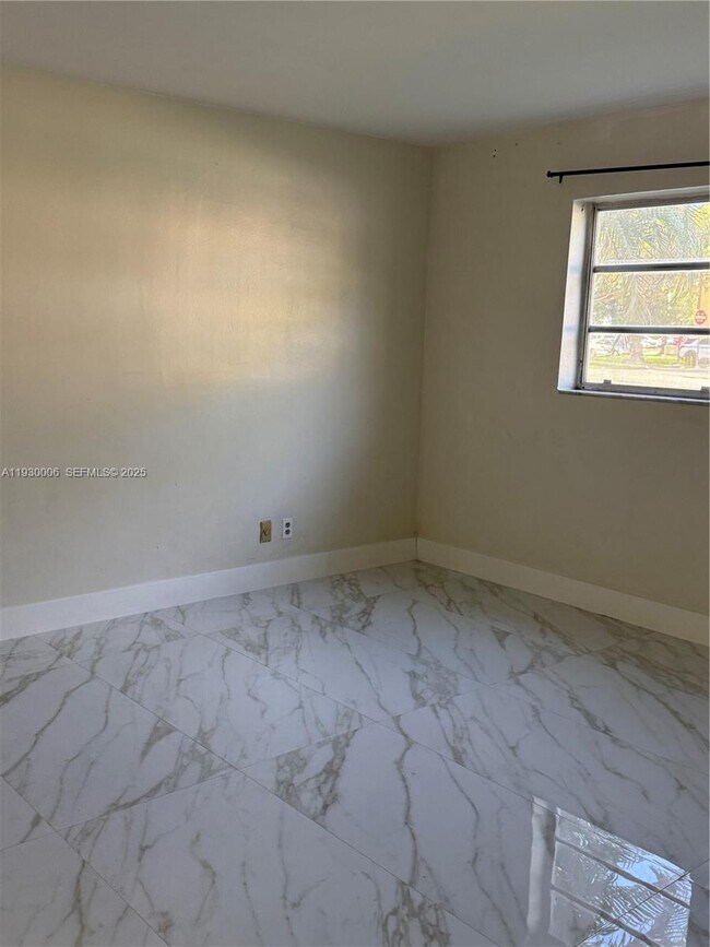 Building Photo - 1400 NE 191st St