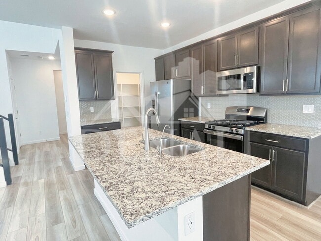 Building Photo - 1365 W Bluejay Dr