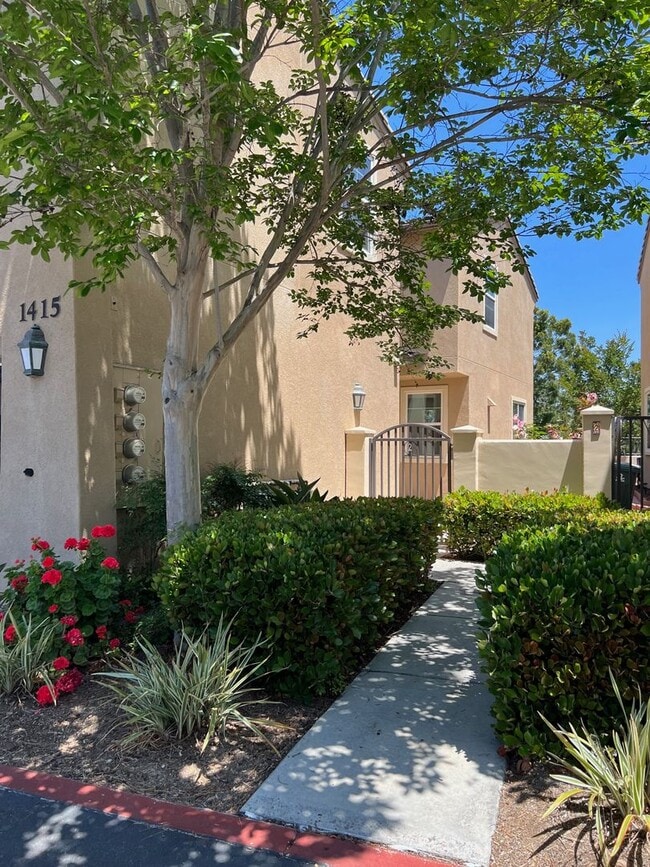 Building Photo - Wonderful Eastlake Townhome, 3 bedroom, 2....