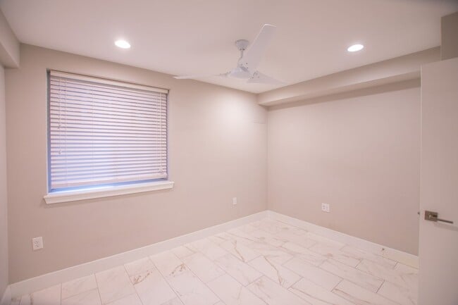Building Photo - Modern & Efficient Point Breeze Townhome!