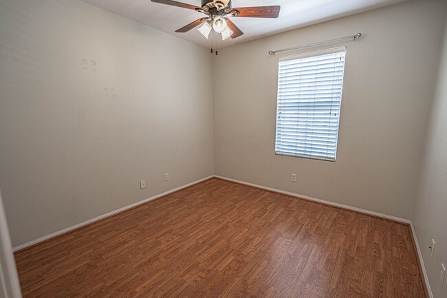 Building Photo - Bridgeport 3 Bedroom Townhome in Valencia!