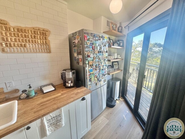Building Photo - Tranquil & Sun Drenched 3BR|3BR in Heart o...