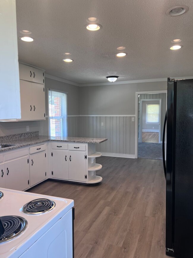 Building Photo - Country Living with City Convenience!