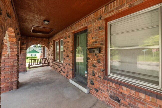 Building Photo - Midtown 3/2 with 2 Car Garage!