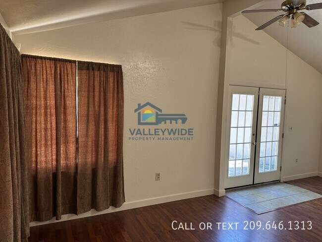 Building Photo - 1321 Woodside Dr