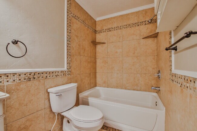 Building Photo - Spacious and Gorgeous 3/2 in Northwest Lub...