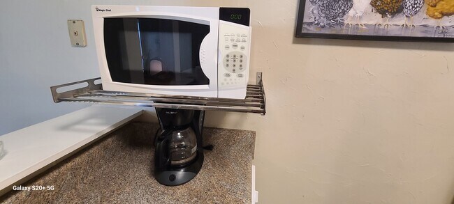 Building Photo - Furnished Units at 2131 Westmead Apts