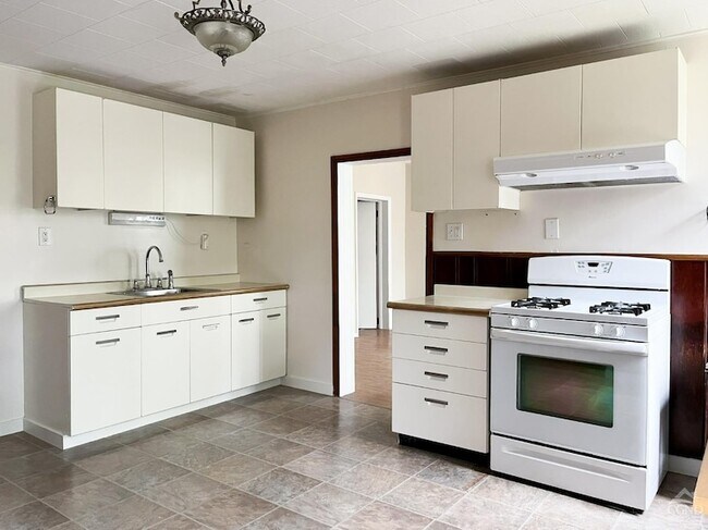 Building Photo - 122 2nd St