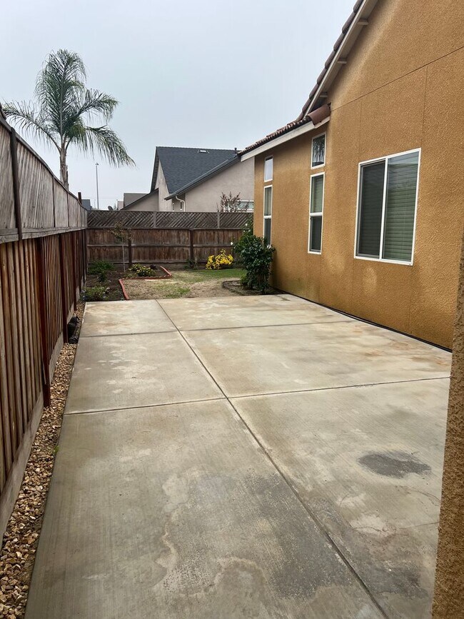 Building Photo - Beautiful Family Home