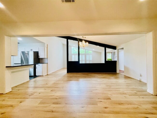 Building Photo - 1327 Moorhead Dr