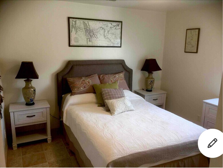 Building Photo - 1229 Parkhill Dr