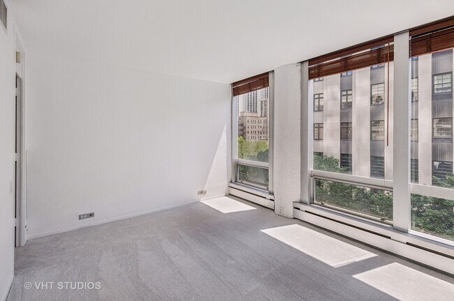 Building Photo - 1300 N Astor St