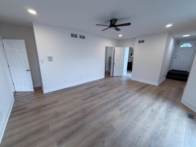 Building Photo - 3619 S Giles Ave