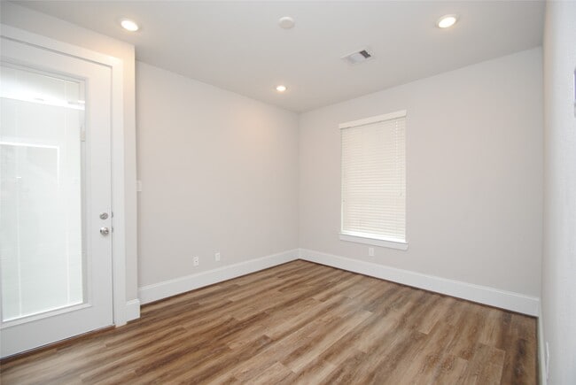Building Photo - 1270 N Post Oak Rd