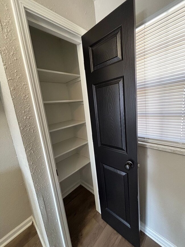 Building Photo - 1800 Fairlane-Move In Ready!