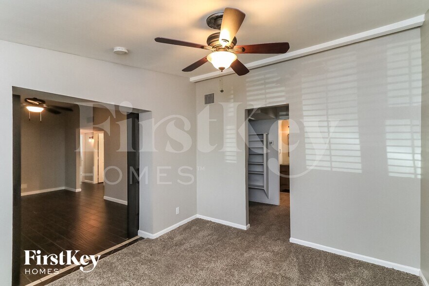 Building Photo - 2206 E Arbor Cir