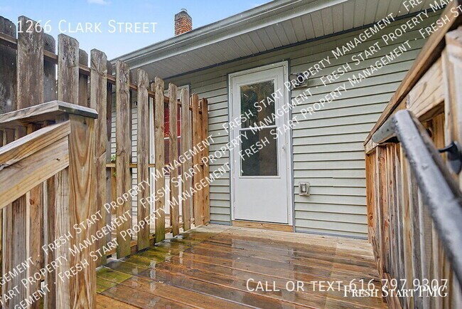 Building Photo - 1266 Clark St
