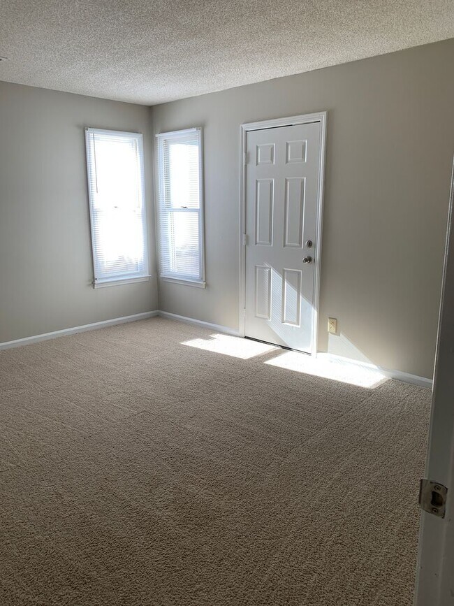 Building Photo - Cozy Living on a quiet cul de sac.