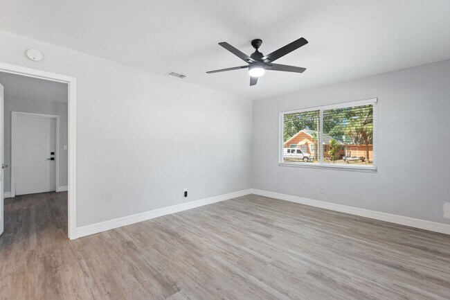 Building Photo - A Truly Charming Find! Discover this stunning 1-bedroom, 1-bath duplex in the highly sought-after...