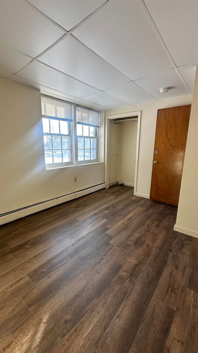 Building Photo - 324 Main St