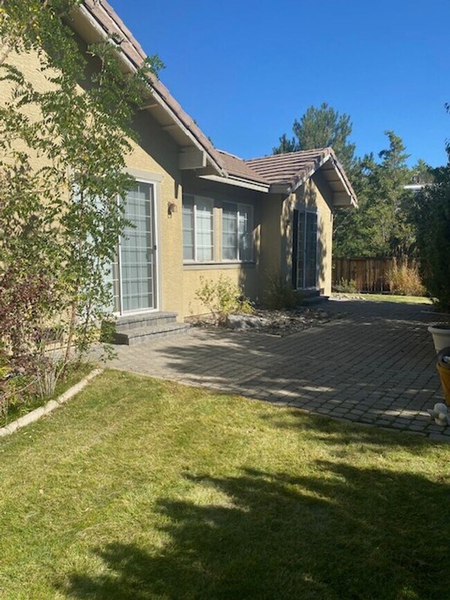 Building Photo - Sweet, perfect 10 located in Caughlin Ranc...