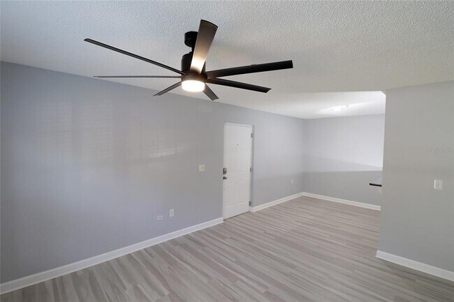 Building Photo - 2035 Dixie Belle Dr