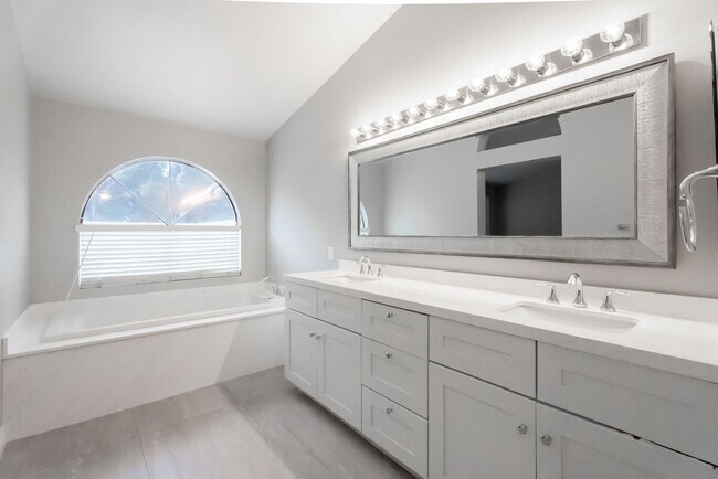 Building Photo - 10024 Sail Landing Ct