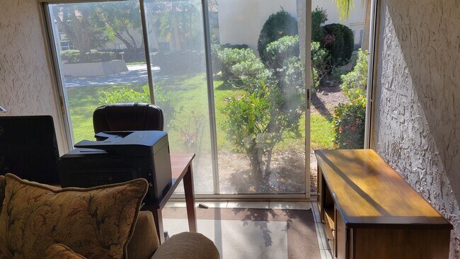 Building Photo - Annual turnkey/seasonal furnished ground floor condo in 55+ Community in Sarasota