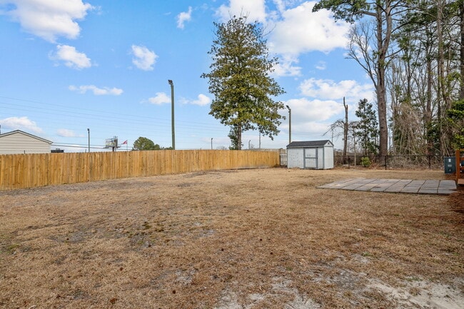 Building Photo - 340 Circle Dr