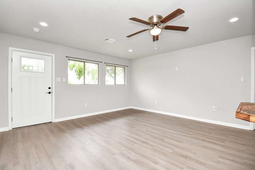 Building Photo - 210 Prune St