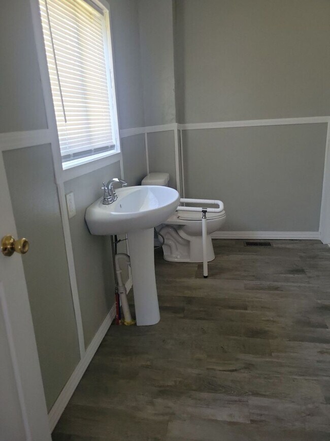 Building Photo - 2 Bed House w/ Ramp Access and Fenced in Back Yard + Walk In Shower