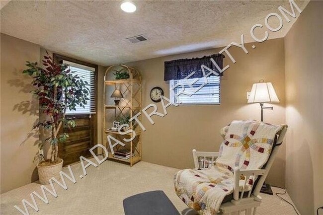 Building Photo - Beautiful Duplex in Olathe-Available in JU...
