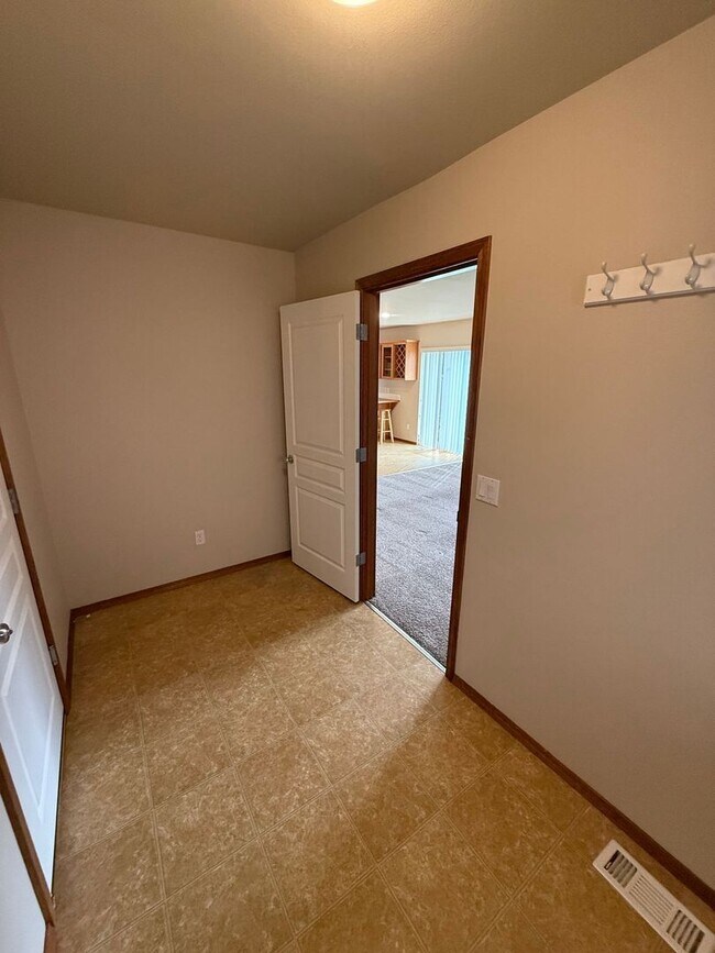 Building Photo - Beautiful 4 Bedroom in the Hidden Lake Community!