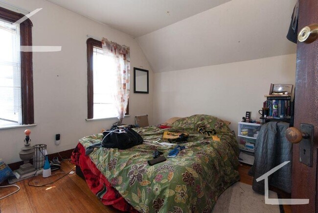 Building Photo - Huge 4 bed unit in Oak Square well below m...