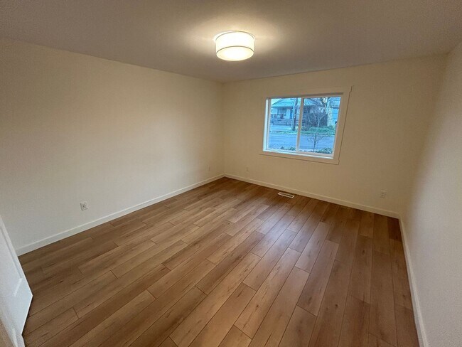 Building Photo - 4 bedroom, 2.5 Bath In Carlton- Great Location!