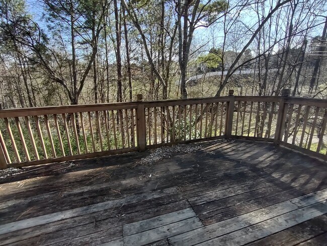 Building Photo - Move in Ready, End Unit Townhome located in Rossmore !