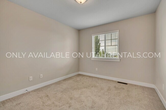 Building Photo - 874 S Aspen Wy