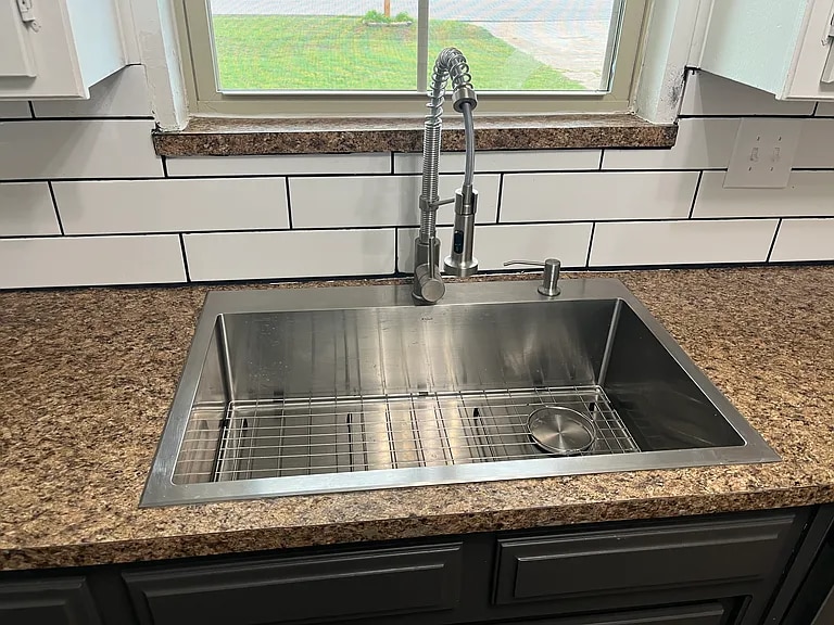 Building Photo - 1006 Tyler Ave NW