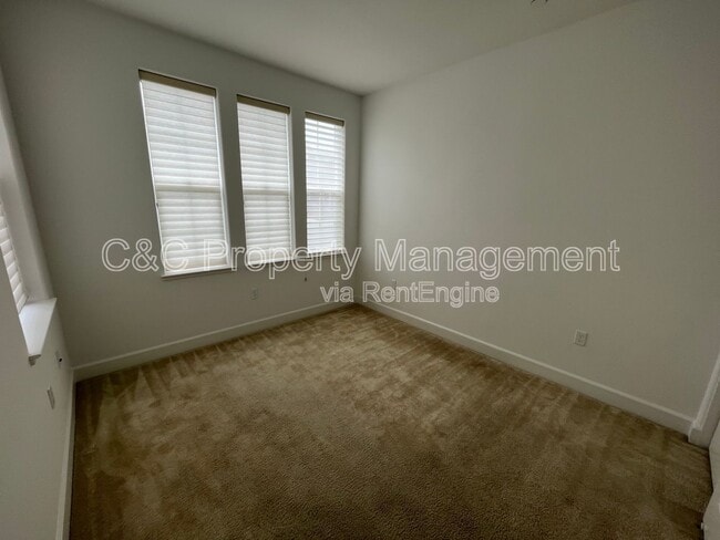 Building Photo - 2725 Parkview Wy